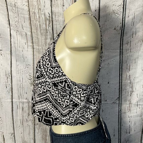 Express Black & White Geometric Pattern Halter Style Crop Top Sz Medium NWT - Picture 4 of 5